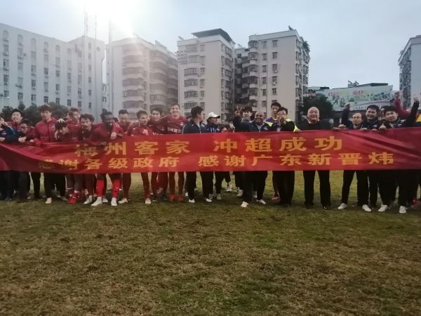 一家三口刚来到机场到达大厅，一个中年男人便恭敬的迎了上来，开口道：二小姐您一路辛苦了。
